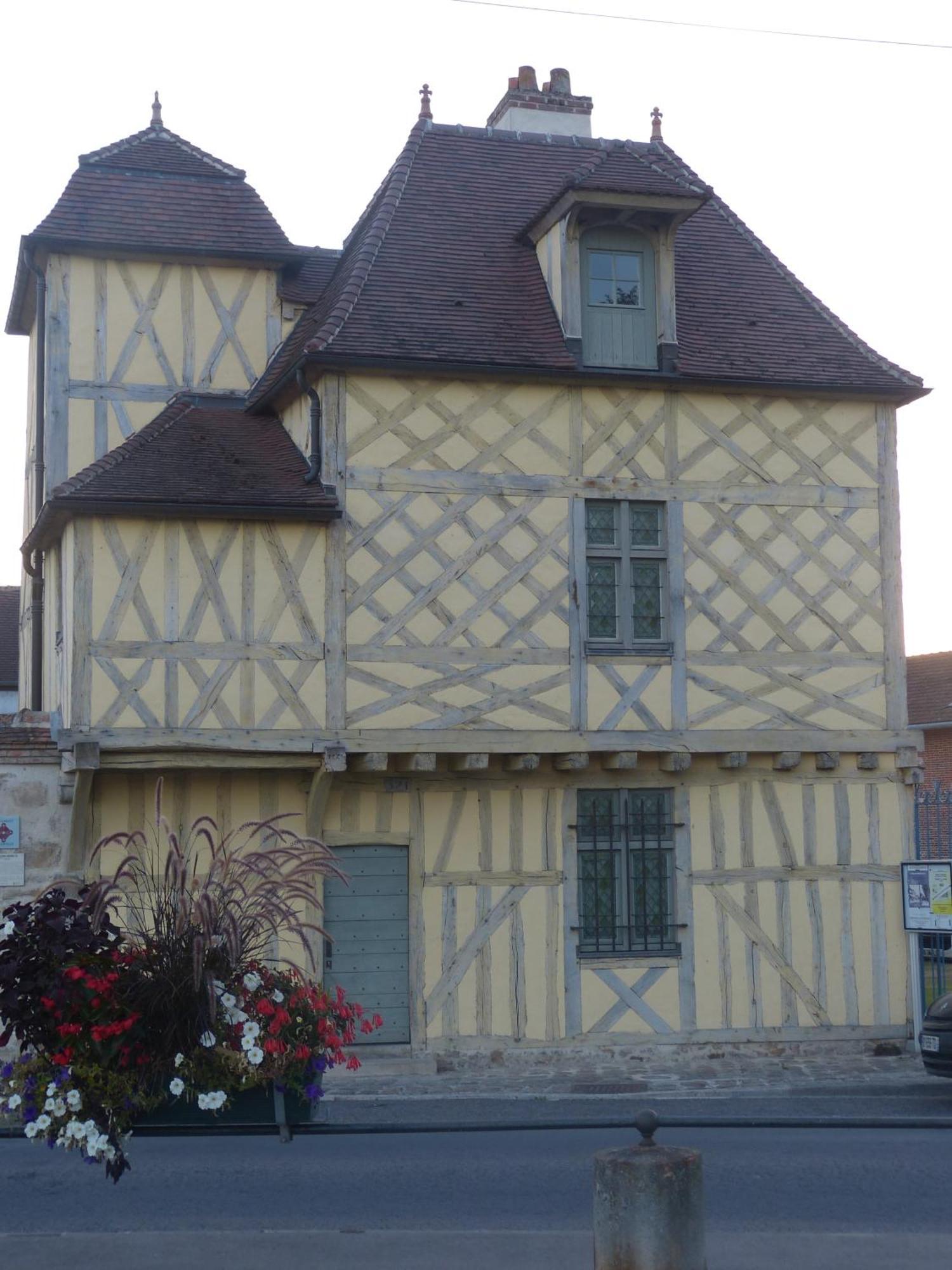 Hotel Saint Laurent Nogent-sur-Seine Exterior photo